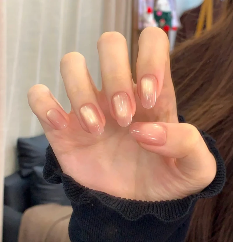 Künstlerische Stiletto-Nagelverzierungen mit dekorativen Akzenten