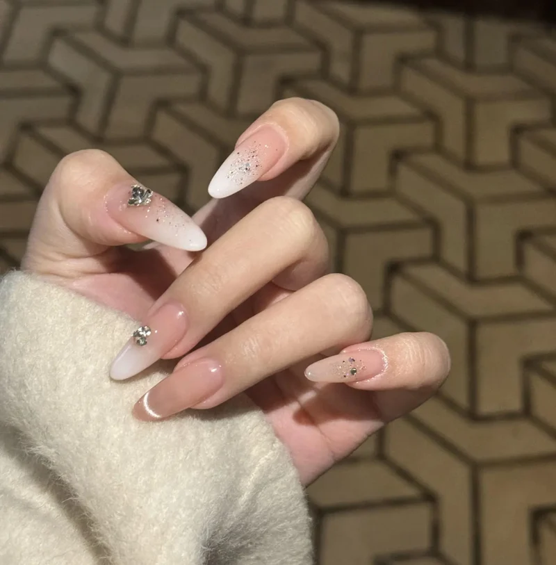 Künstlerische Stiletto-Nagelverbesserungen