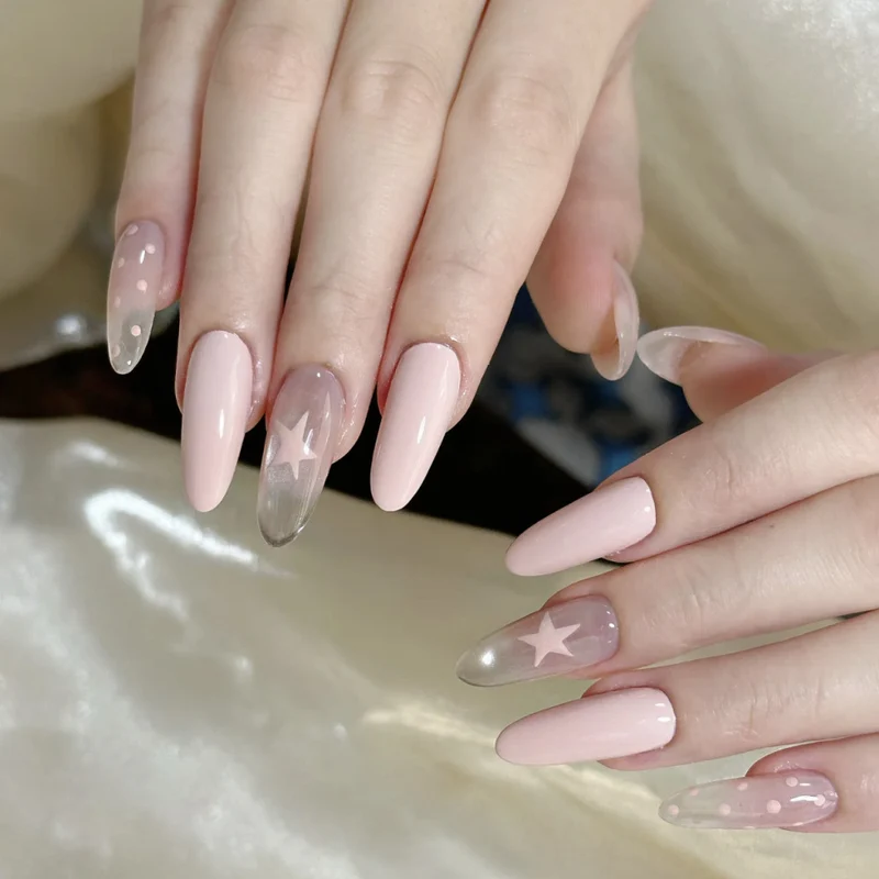 Künstlerisch mit Sternen verzierten Nagelverzierungen