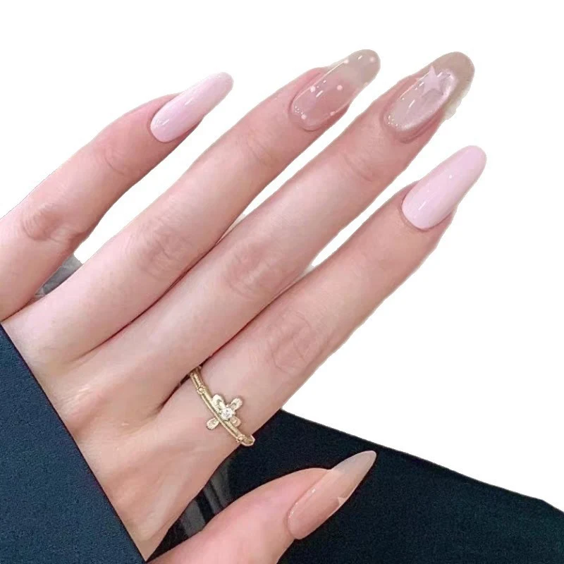 Künstlerisch mit Sternen verzierten Nagelverzierungen