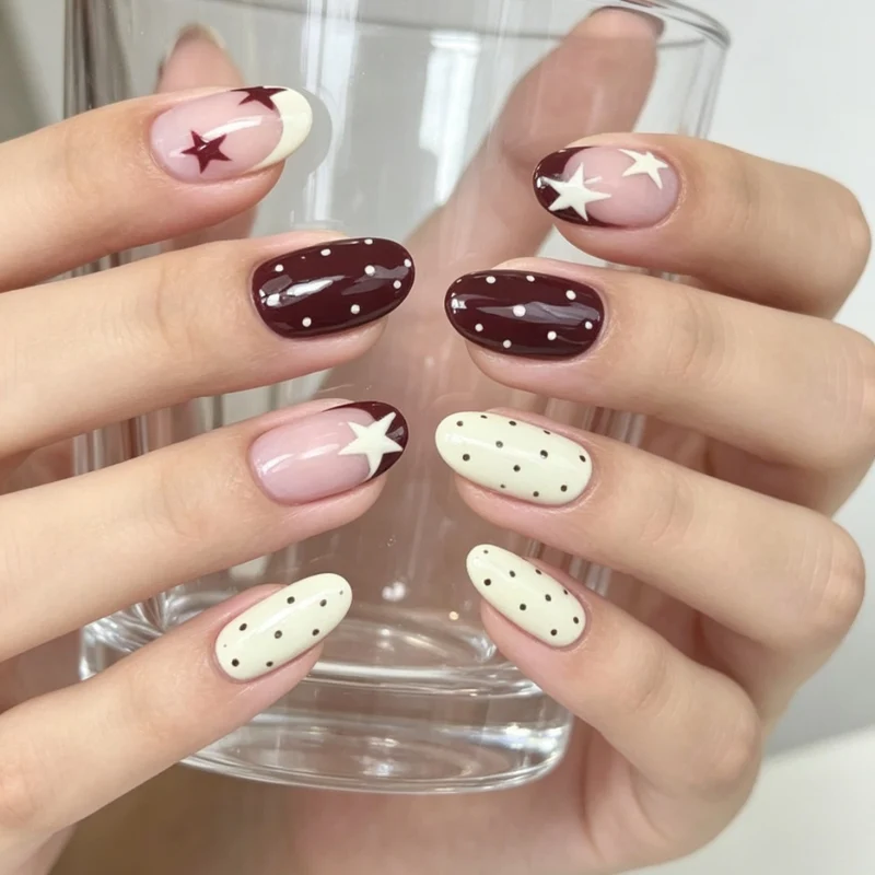 Künstlerisch mit Sternen verzierte Nagelkunstverlängerungen