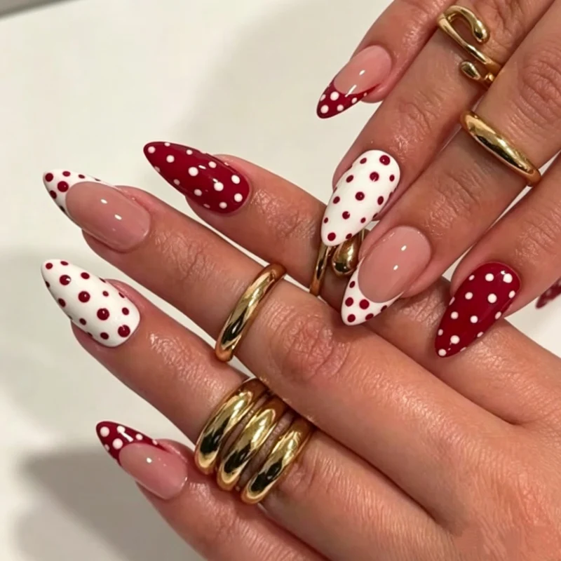 Künstlerische Polka Dot Nagelerweiterungen