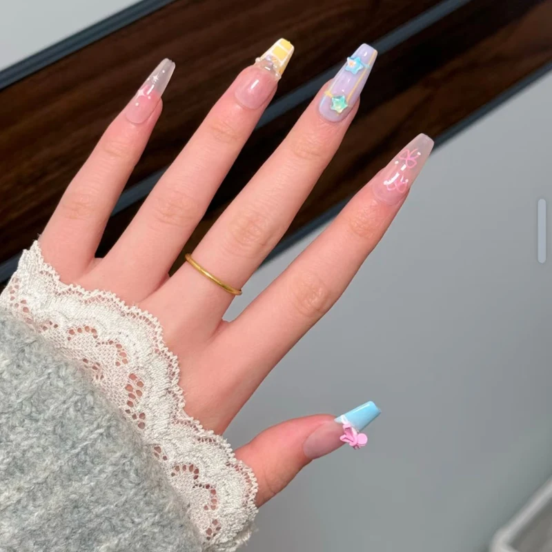 Künstlerische Nagelverlängerungen