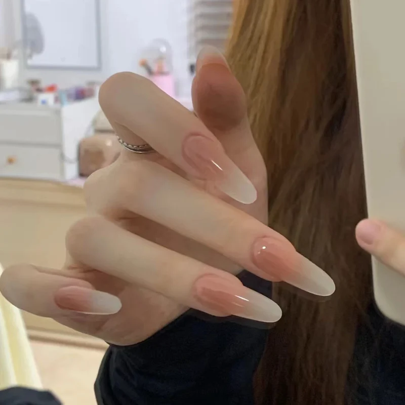 Künstlerische Nagelkunst