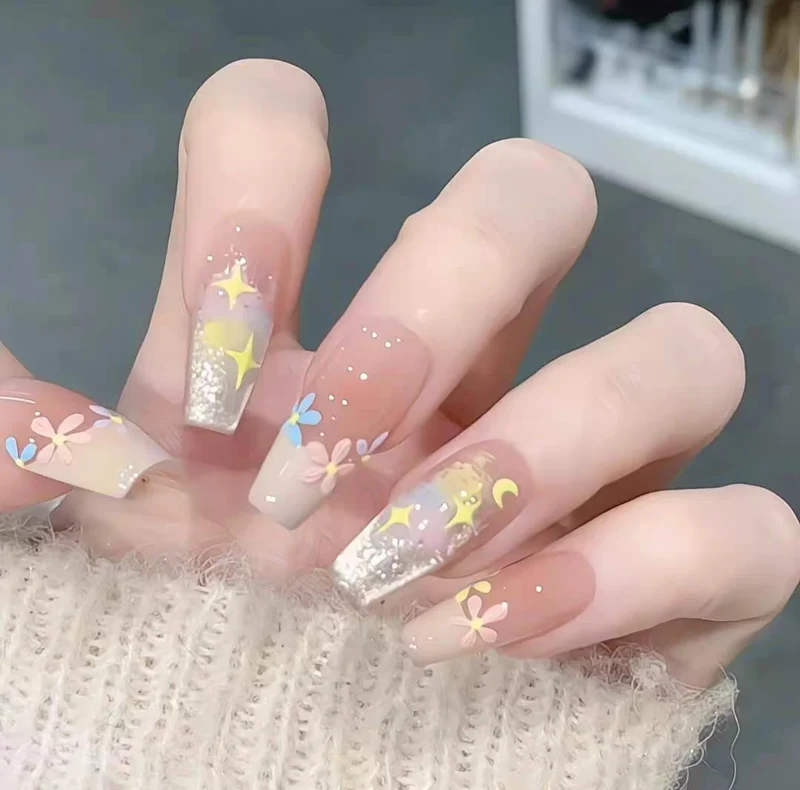 Künstlerische Nagelkunst