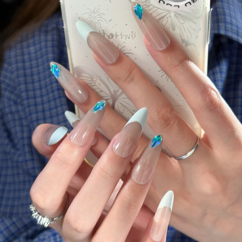 Künstlerische Nagelkunst