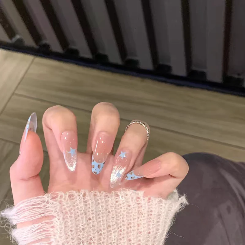 Künstlerische Nagelkunst