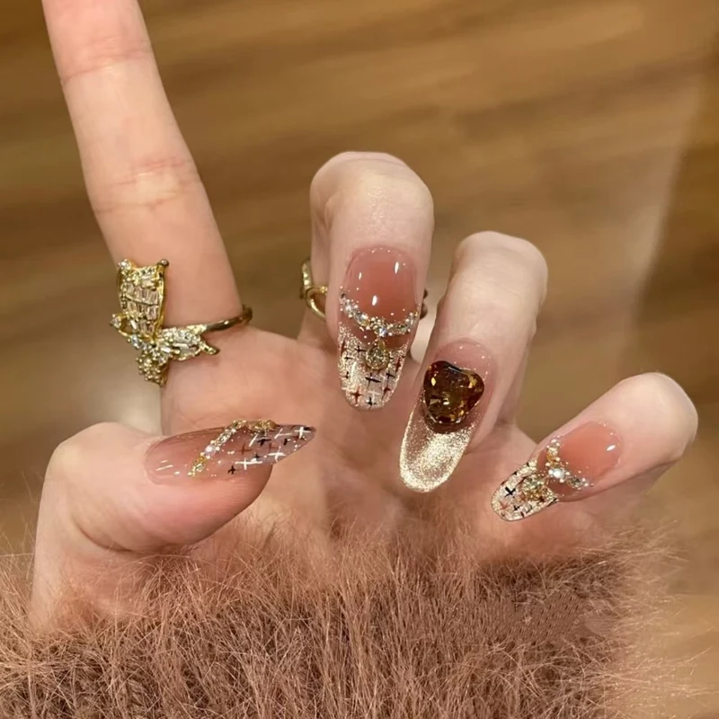 Künstlerische Nagelkunst
