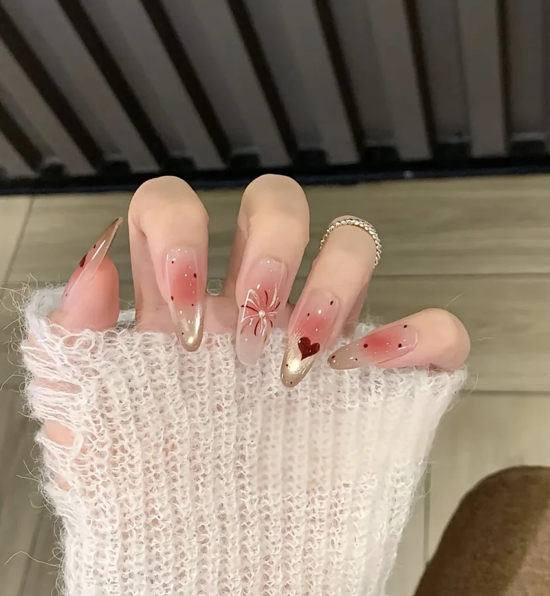 Künstlerisch Herz-verzierte Stiletto Nägel