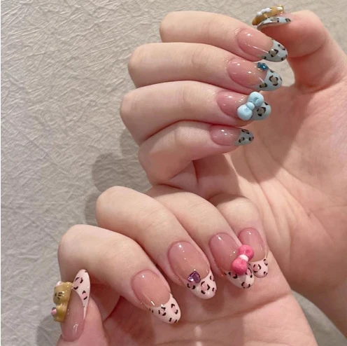 Künstlerisch Herz-verzierte Stiletto Nägel