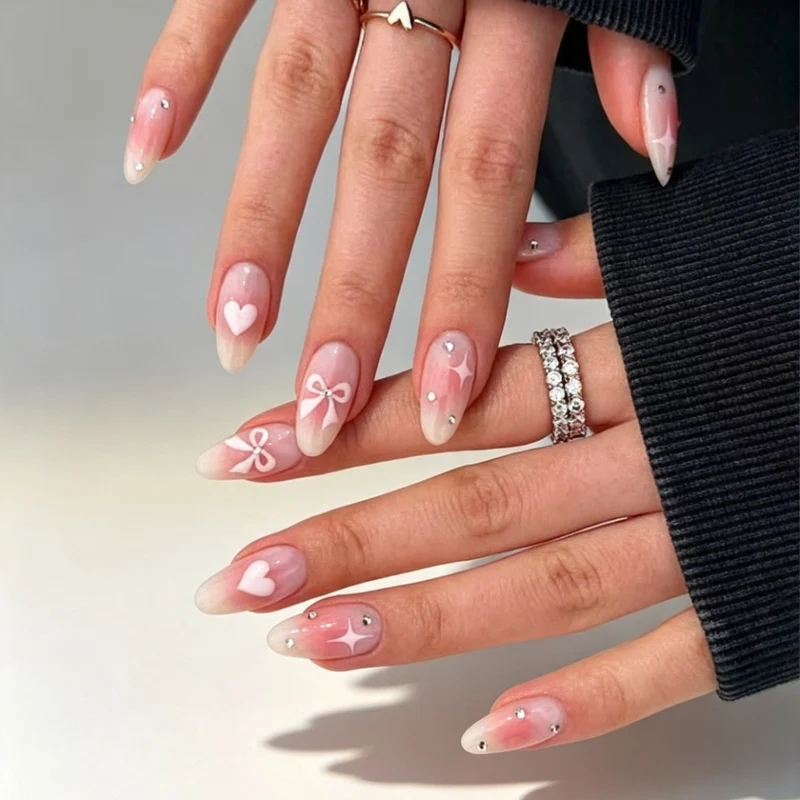 Künstlerische herzverzierte Stiletto-Nagelverzierungen