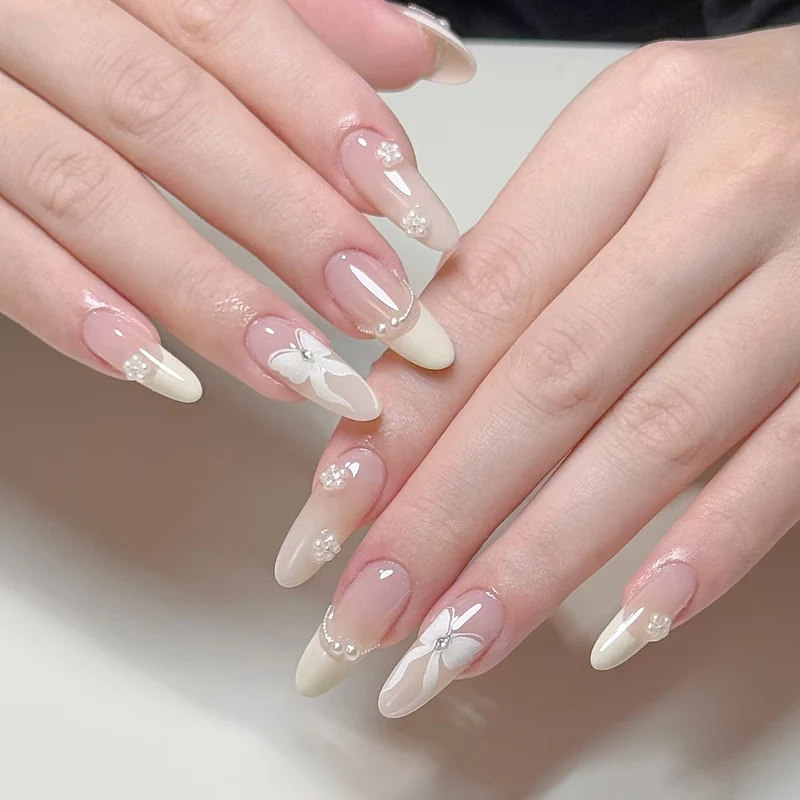 Künstlerische French Tip Press-On Nägel