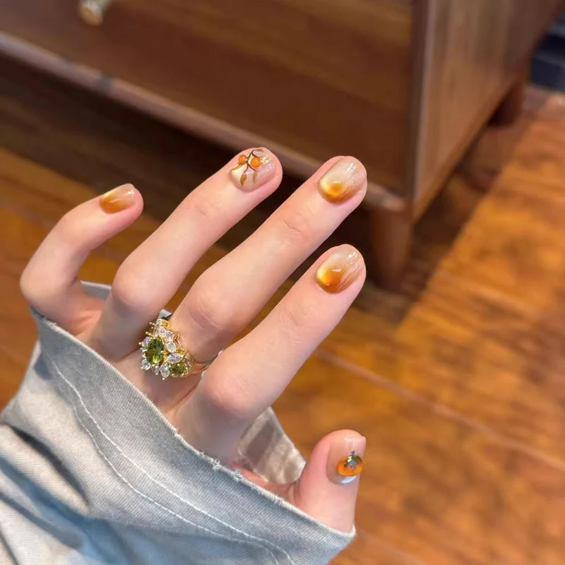 Künstlerische florale Nagelverlängerungen