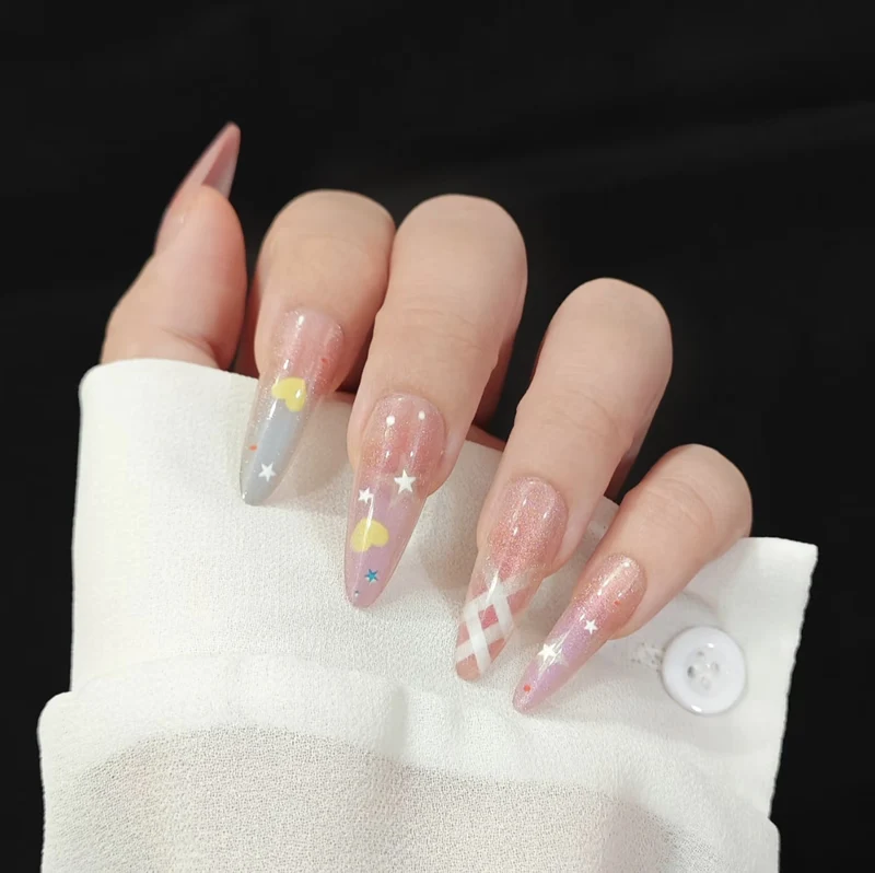 Künstlerisch floral gestaltete Stiletto Press-On Nägel