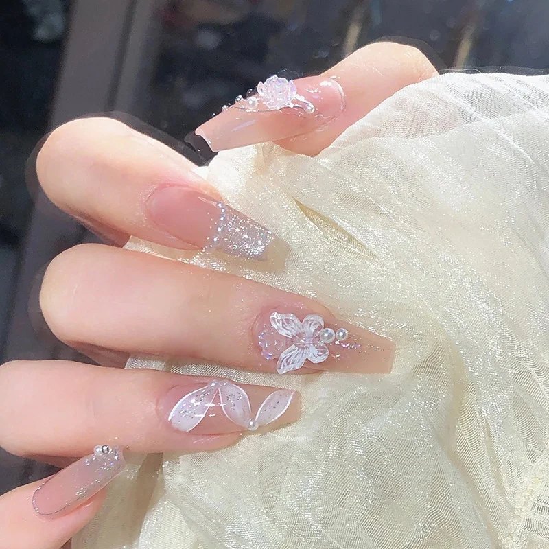 Künstlerisch floral gestaltete Stiletto Press-On Nägel