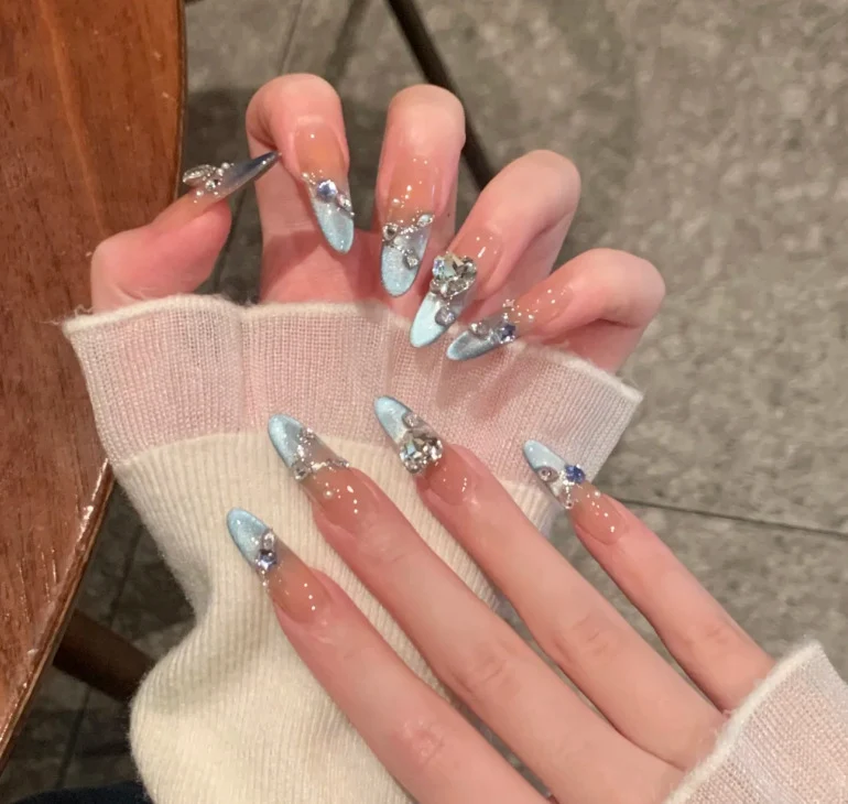 Künstlerisch floral gestaltete Stiletto Press-On Nägel