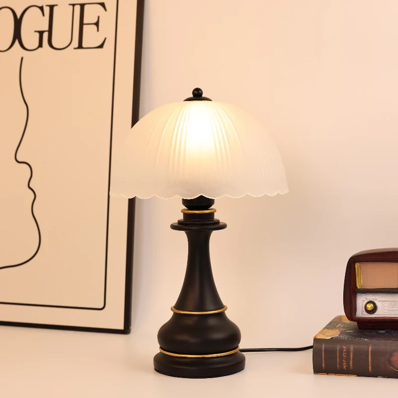 Vintage-inspirierte Glas-Schirm Tischlampe