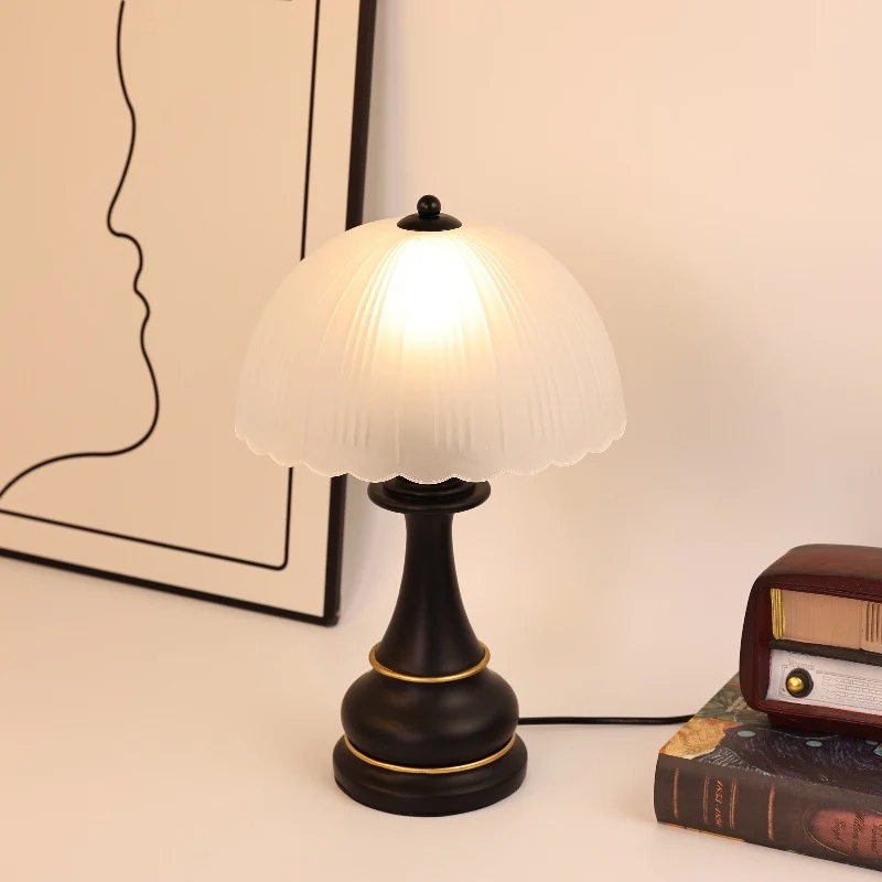 Vintage-inspirierte Glas-Schirm Tischlampe