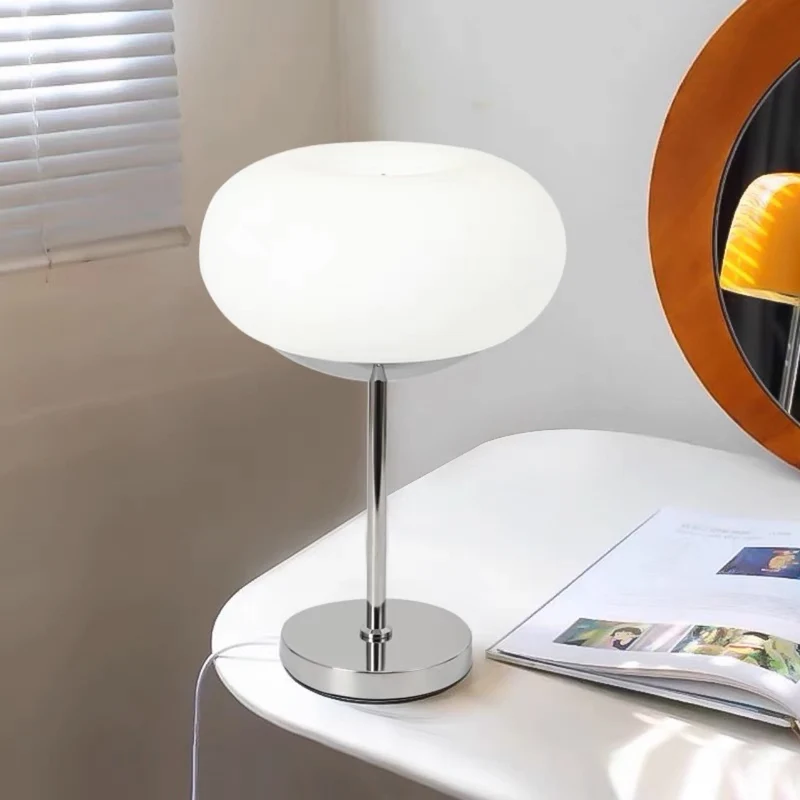 Moderne Glas- und Chrom-Tischlampe