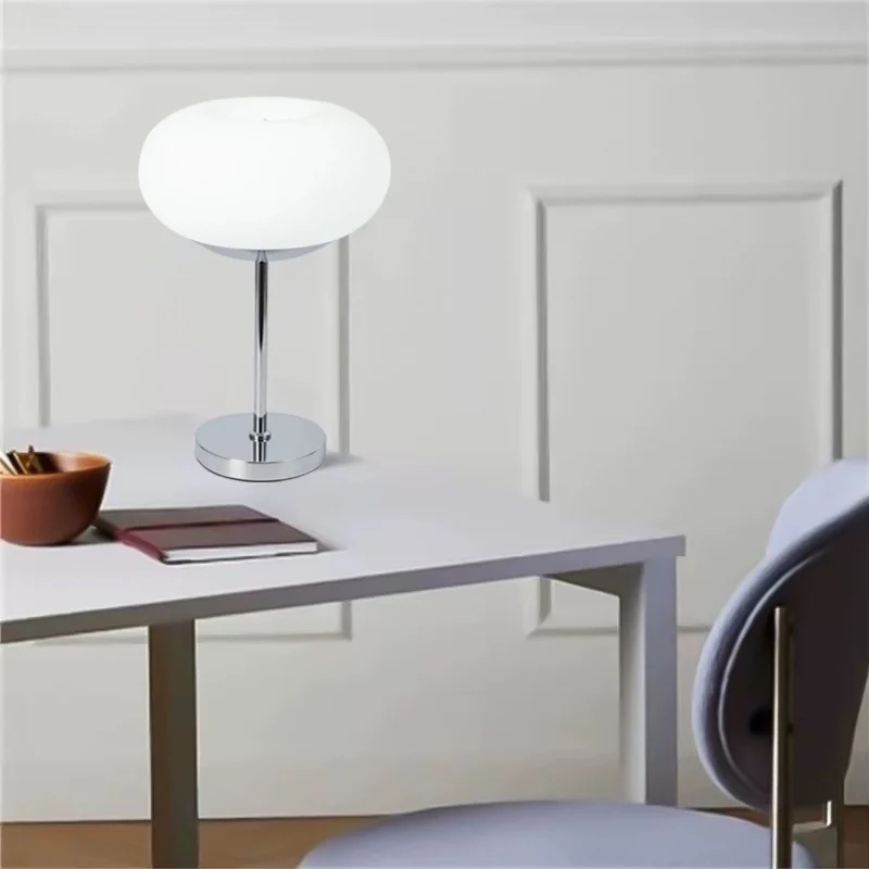 Moderne Glas- und Chrom-Tischlampe