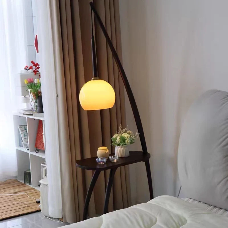 Moderne Stehlampe mit integriertem Beistelltisch