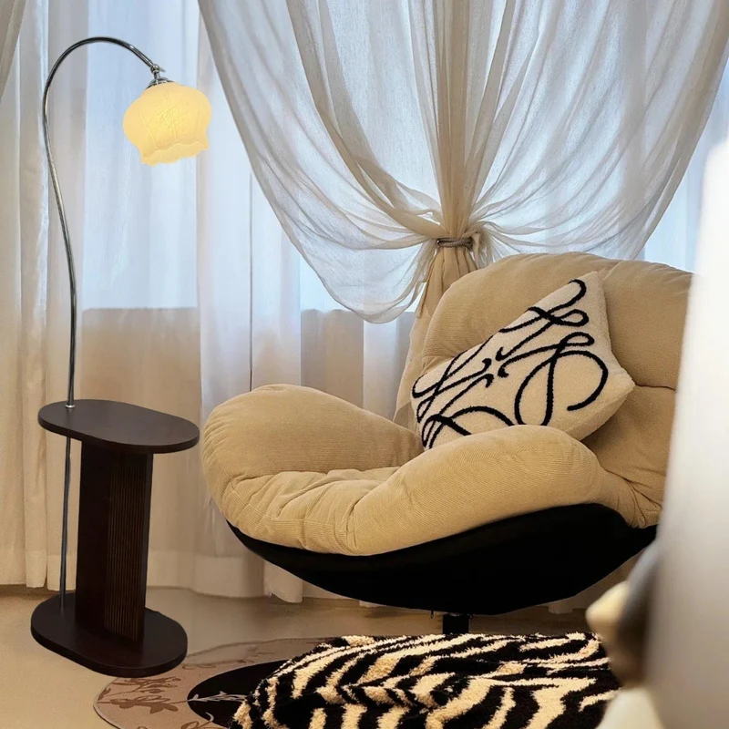 Moderne Bogen-Stehlampe mit integriertem Beistelltisch