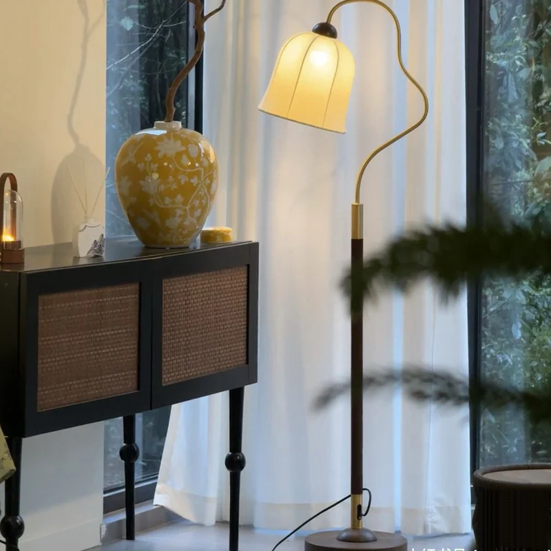 Bodenlampe mit geschwungenem Design