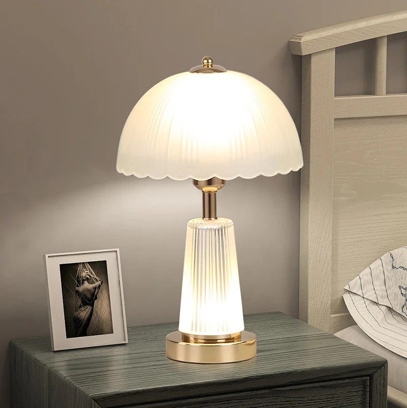 Elegante Tischlampe mit kunstvollem Flötenschirm