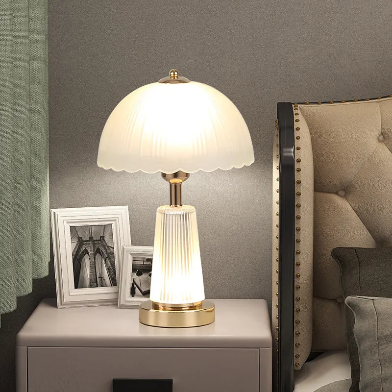 Elegante Tischlampe mit kunstvollem Flötenschirm