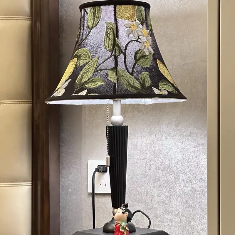 Elegante gestickte Tischlampe