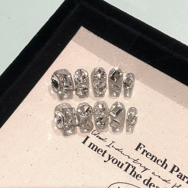 Luxuriöse, kristallakzentuierte Press-On Nagelkunst