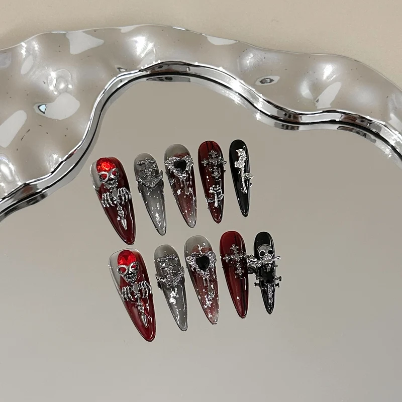Gothic-Themen Press-On Nagelkunst Set mit einzigartigen silbernen Akzenten