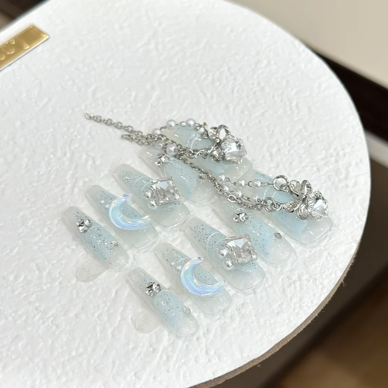 Glitzerndes Press-On Nagelkunst-Set mit himmlischen Akzenten