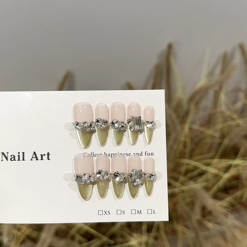 Glamouröse mit Strass veredelte Druck-Nagelkunst