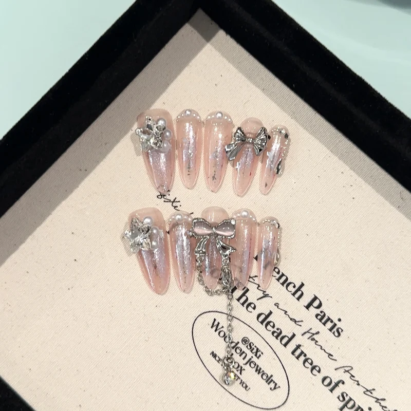 Glamouröse mit Strass akzentuierte Press-On Nägel
