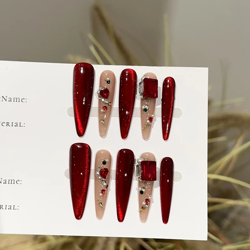 Glamouröses Press-On Nagelset mit dekorativen Akzenten