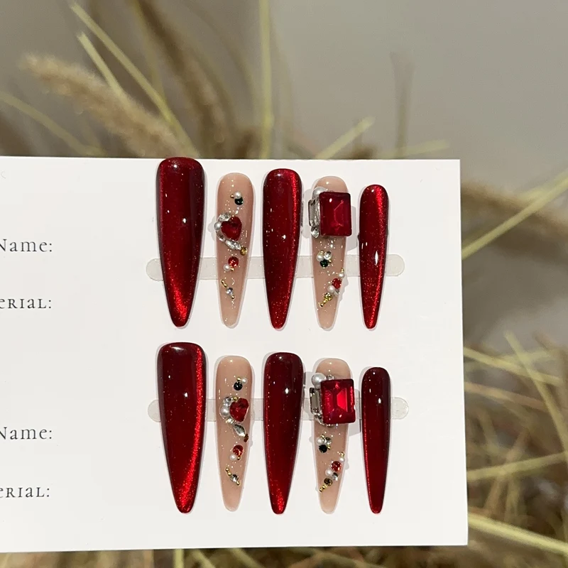 Glamouröses Press-On Nagelset mit dekorativen Akzenten
