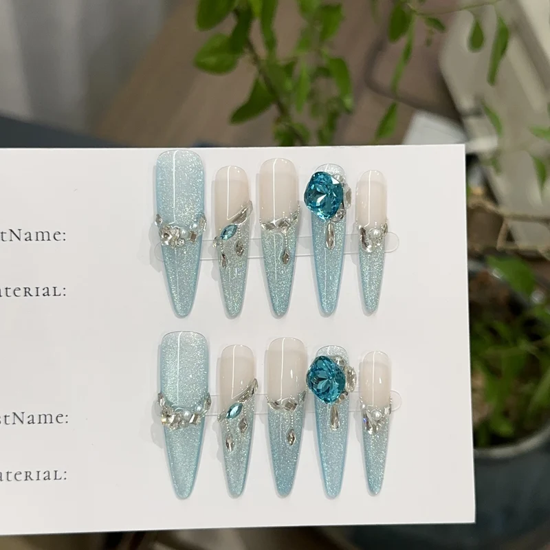 Glamourös Press-On Nagelkunstset mit Strassakzenten