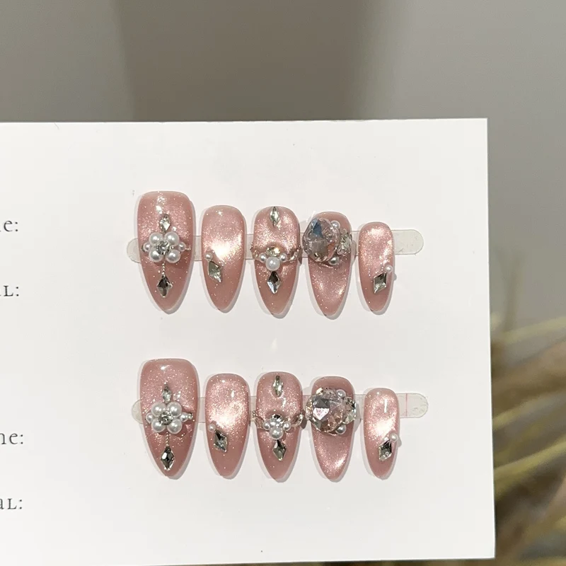 Glamouröses Press-On Nagelkunstset mit Perlen- und Steinelementen