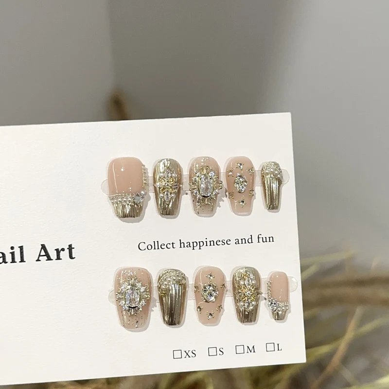 Glamouröse mit Schmuck verzierte Press-On Nagelkunst