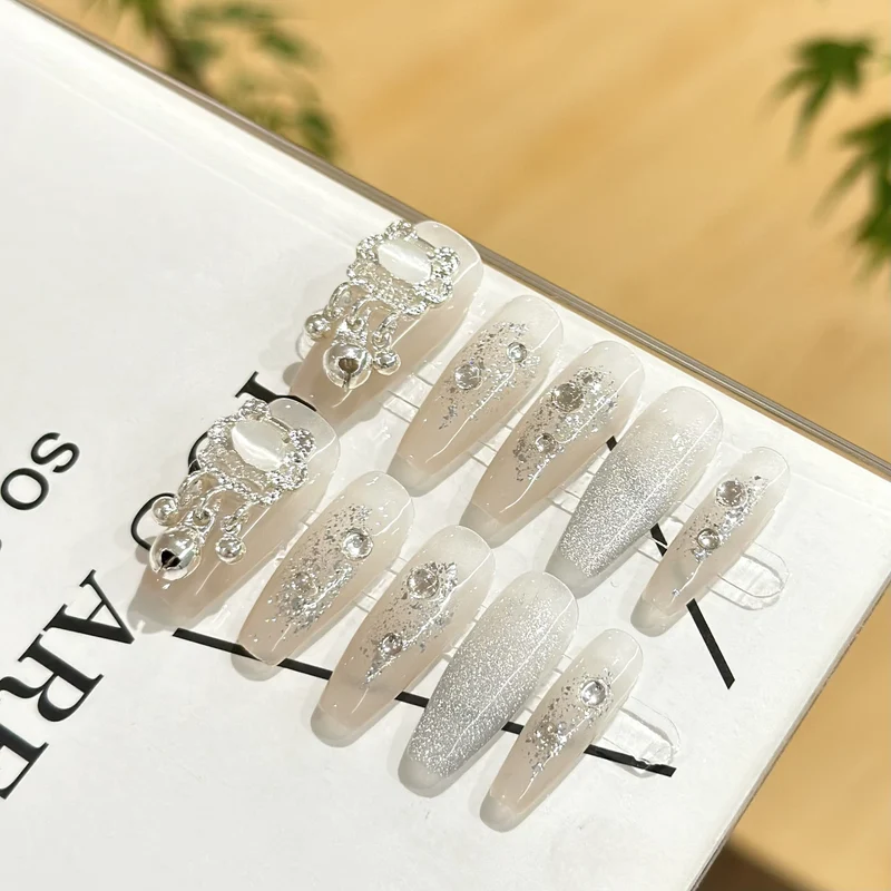 Glamouröse elegante Press-On-Nagelset mit Strassakzenten