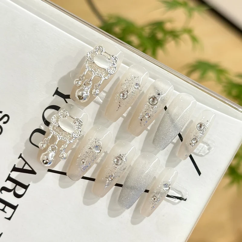 Glamouröse elegante Press-On-Nagelset mit Strassakzenten