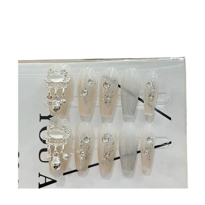 Glamouröse elegante Press-On-Nagelset mit Strassakzenten