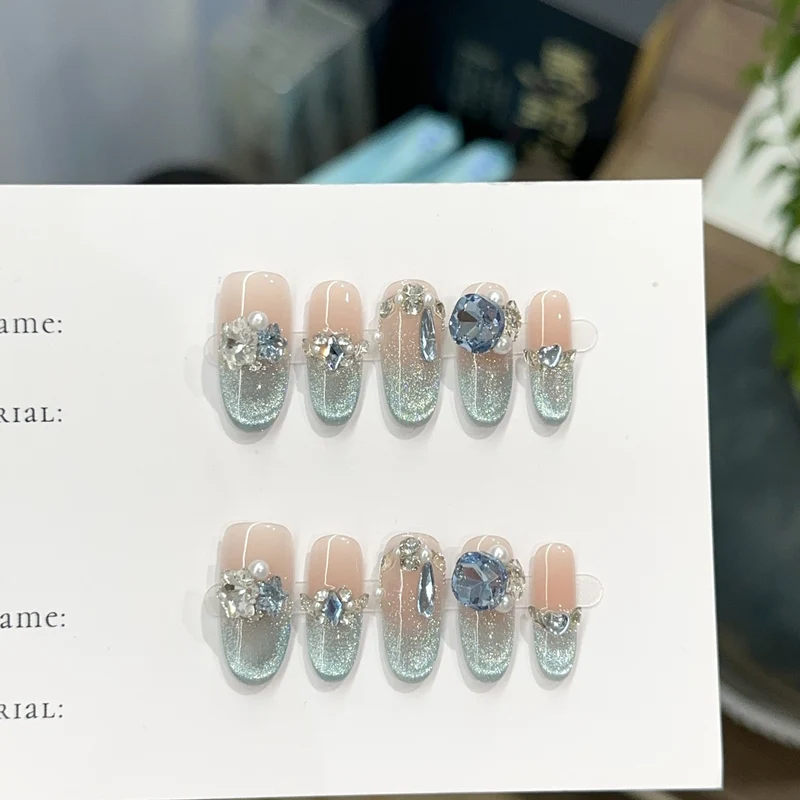 Glamouröse mit Kristallen verzierte Press-On Nagelkunst