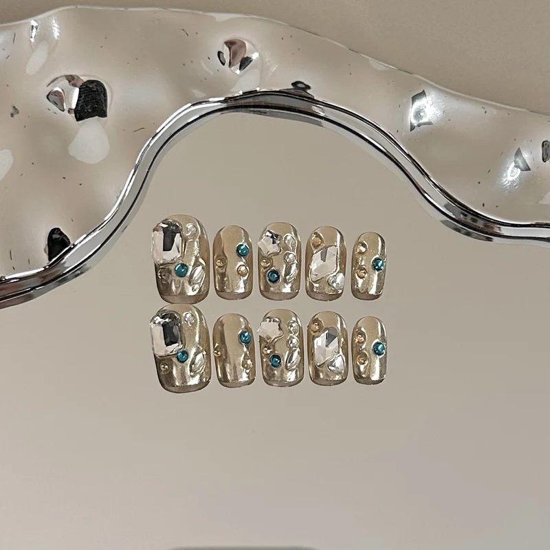 Elegantly Verziertes Press-On Nagelkunst Set