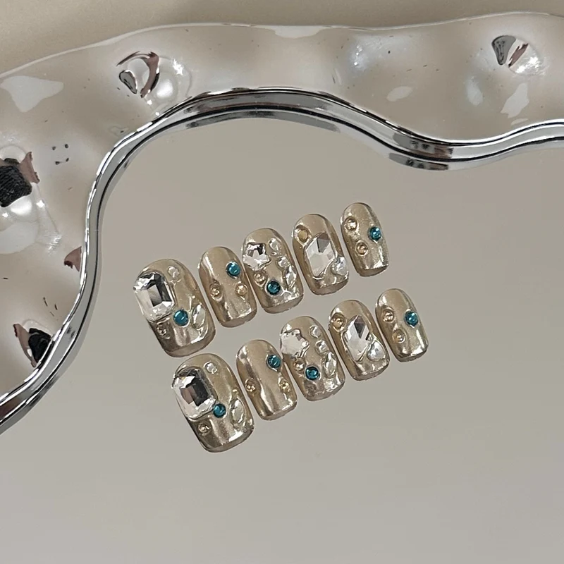 Elegantly Verziertes Press-On Nagelkunst Set