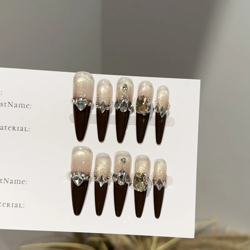 Elegante Stiletto Press-On Nagelset mit Strassakzenten