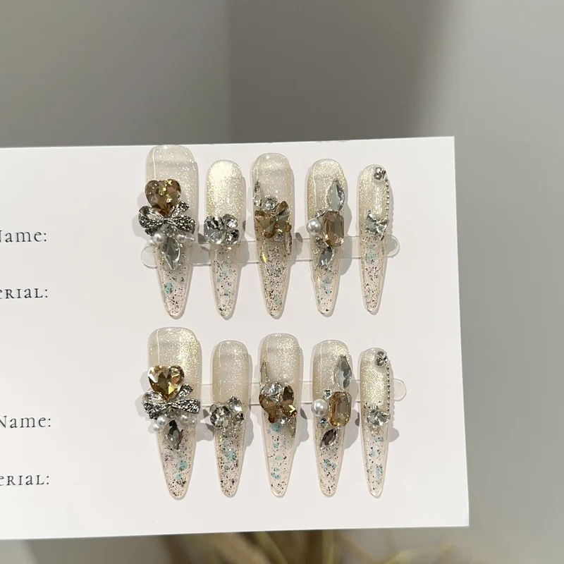 Eleganter Stiletto Press-On Nagelset mit Edelsteinakzenten