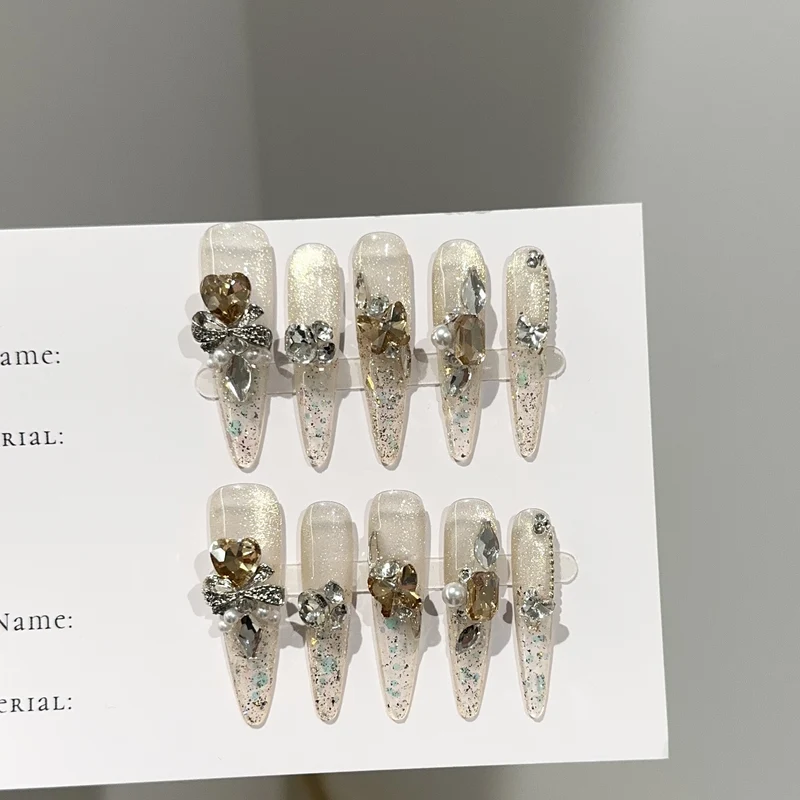 Eleganter Stiletto Press-On Nagelset mit Edelsteinakzenten
