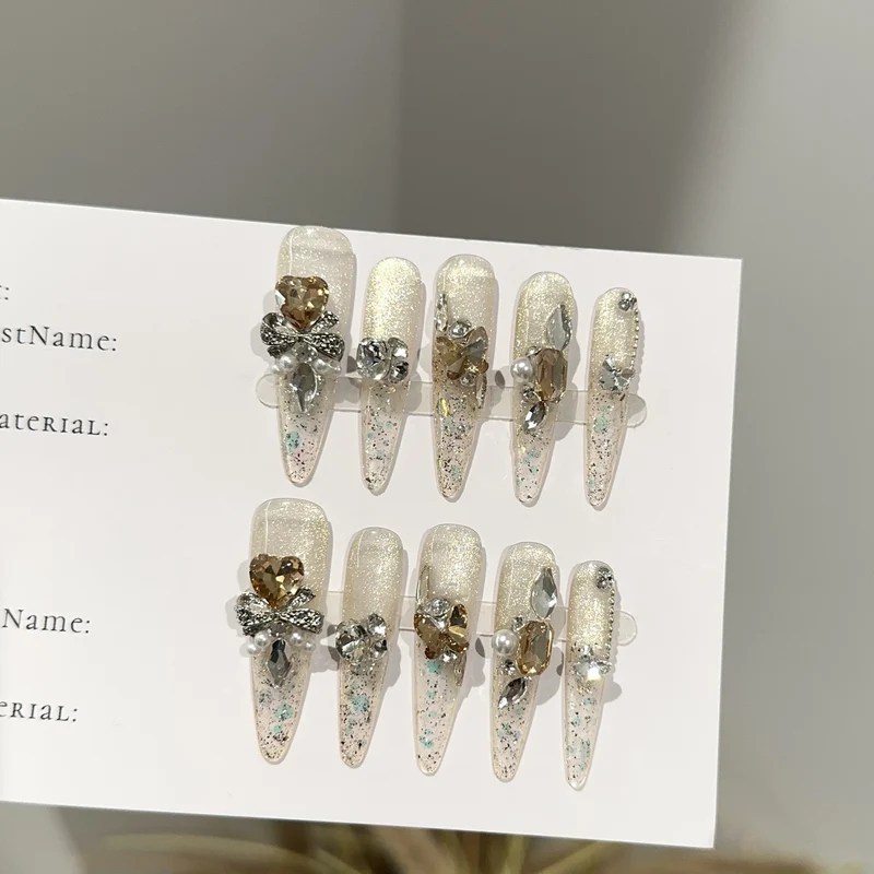 Eleganter Stiletto Press-On Nagelset mit Edelsteinakzenten